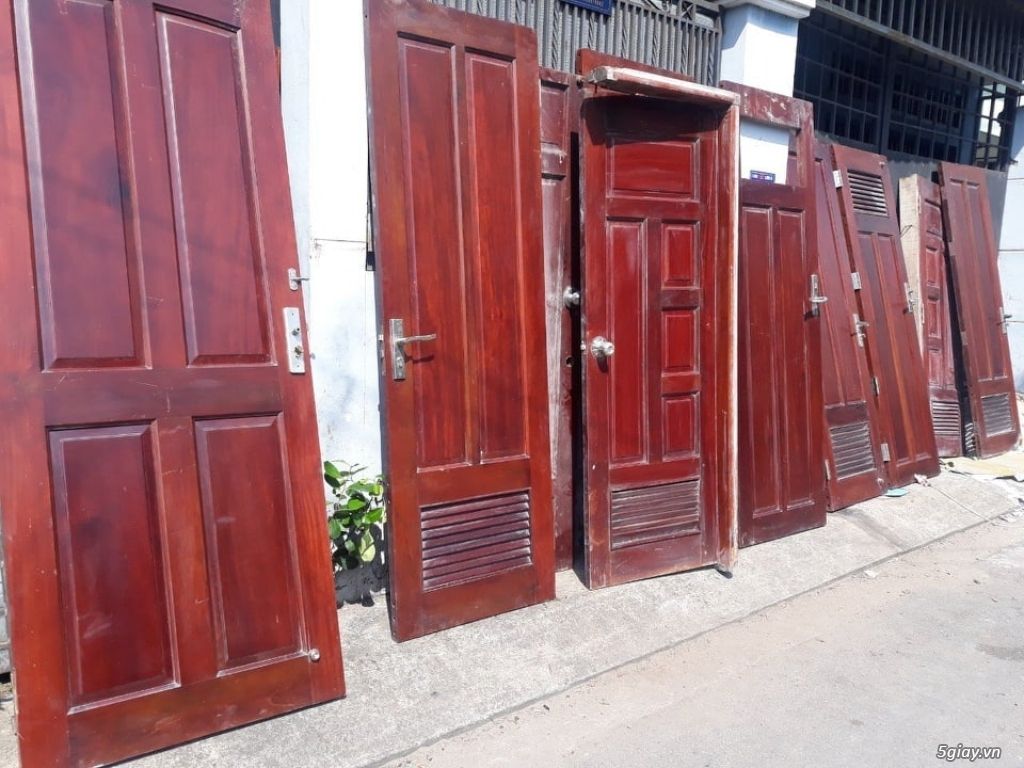 Quy trình mua bán cửa gỗ cũ