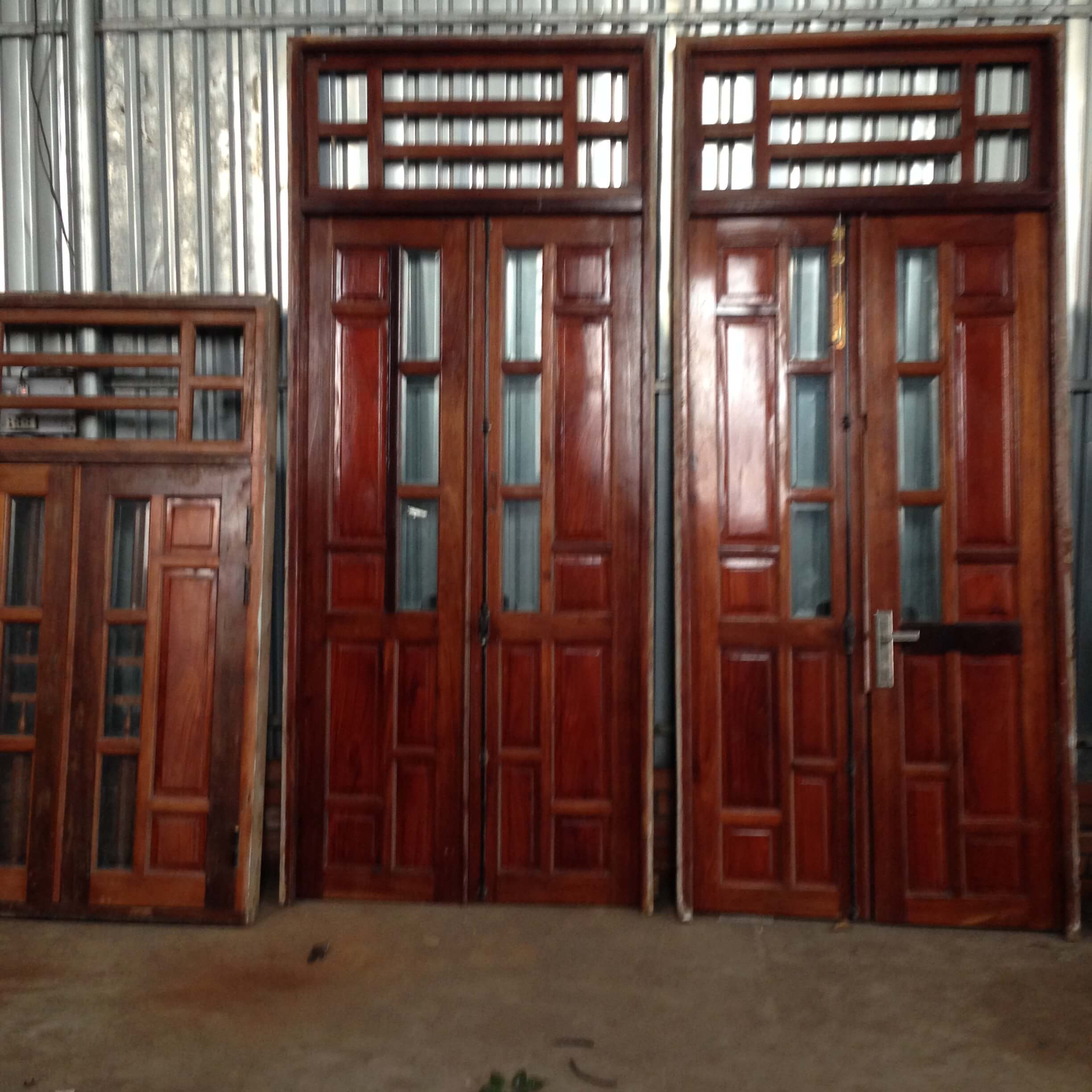 Dù cho không còn được dùng nữa, cửa gỗ cũ TPHCM vẫn mang lại nét đẹp cổ điển và sang trọng cho căn nhà. Nếu bạn đang muốn tái chế lại những cửa gỗ cũ thì đừng ngần ngại liên hệ với các cửa hàng uy tín để được cung cấp sản phẩm chất lượng.