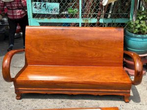 Ghế gỗ cũ được ưu chuộng và dễ bán