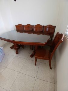 Tái sử dụng bàn ghế gỗ cũ