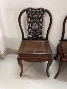 Bàn ghế gỗ cũ vẫn giữ nguyên giá trị – tại sao lại vứt đi?