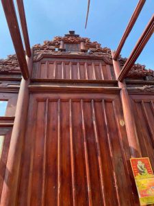 Từ rễ bàng vuông đến mái gỗ – Dấu ấn kiến trúc biển độc đáo