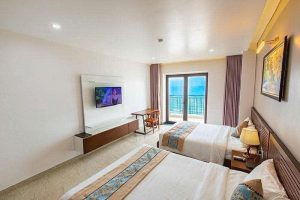 Giường, tủ, bàn ghế trong phòng ngủ khách sạn